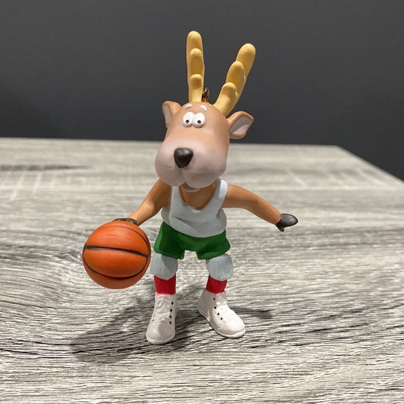 Hallmark | Reindeer Champs #3: Basketball (1988) - Keepsake Ornament - Picture 8 of 13